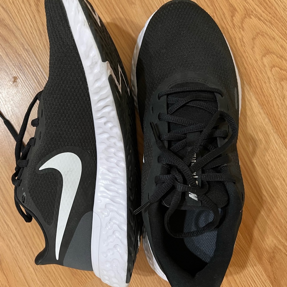 Nike Revolution 5 running shoes